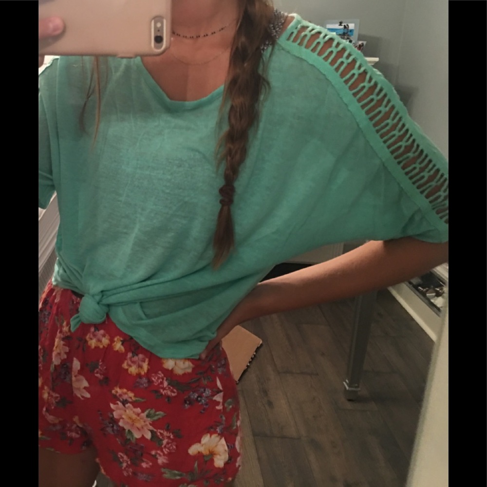 Short sleeve mint green top w a cute design